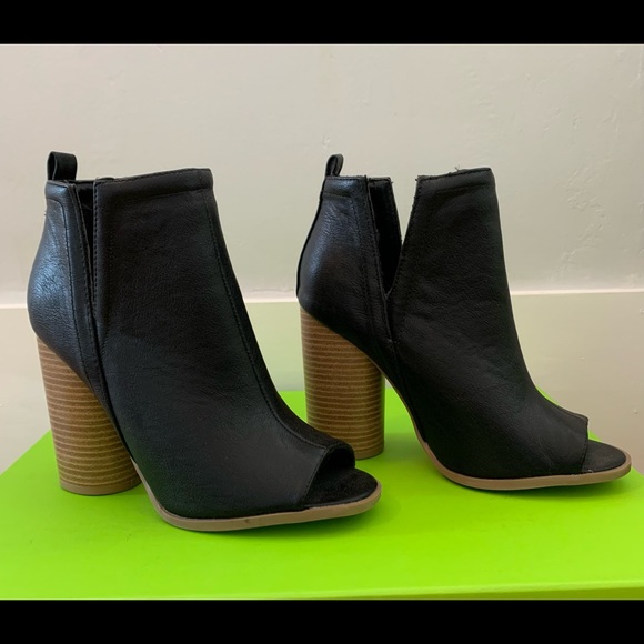 Qupid Black open toe bootie, size 7 1/2 - Picture 2 of 5